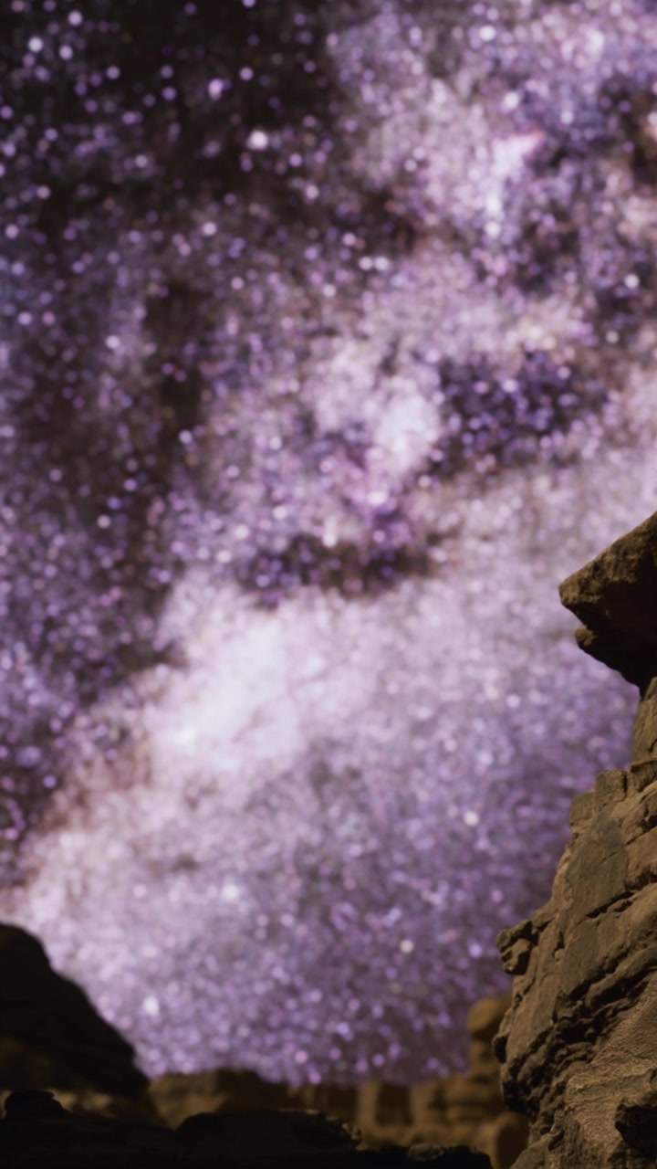 Vista del cielo notturno stellato su un paesaggio roccioso in una località desertica