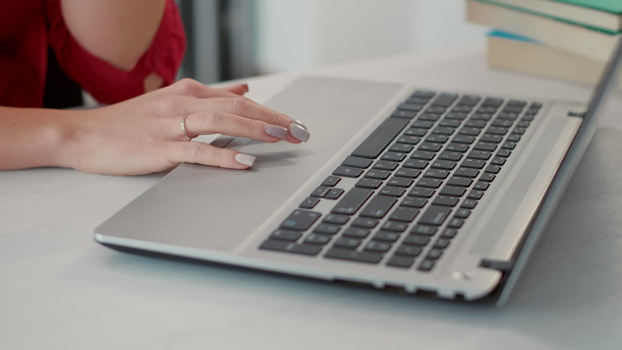 Investigador biólogo observando un sustituto de la carne a base de plantas para personas vegetarianas