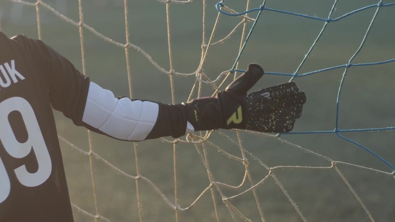 Gün Batımında Kale Ağının Yanında Duran Futbol Kalecisi