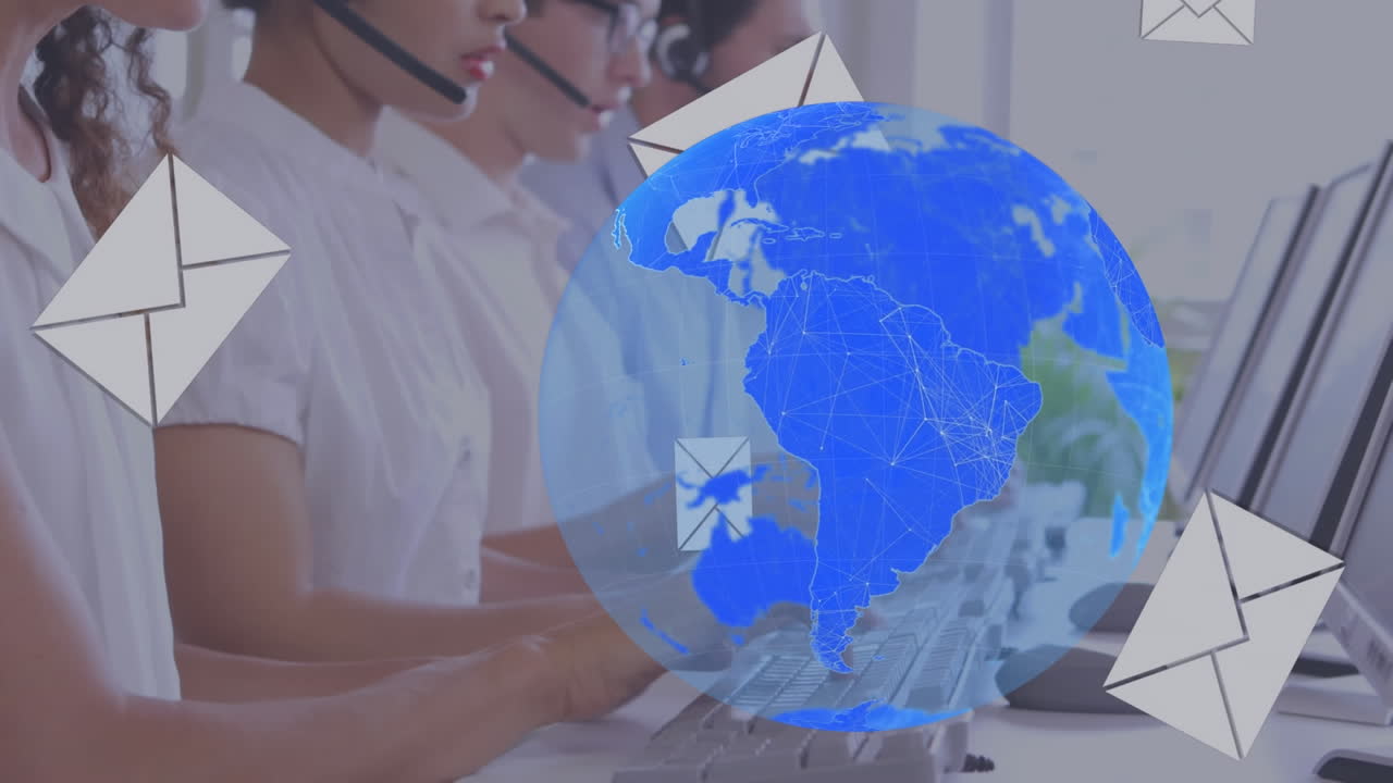 animación de iconos de globo y correo electrónico sobre personas de negocios que usan auriculares