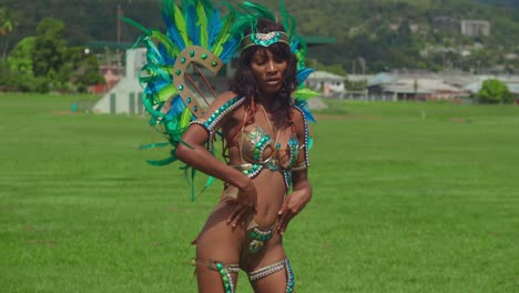 auf der zauberhaften insel trinidad umarmt ein junges mädchen den karnevalsgeist mit ihrem üppigen kostüm