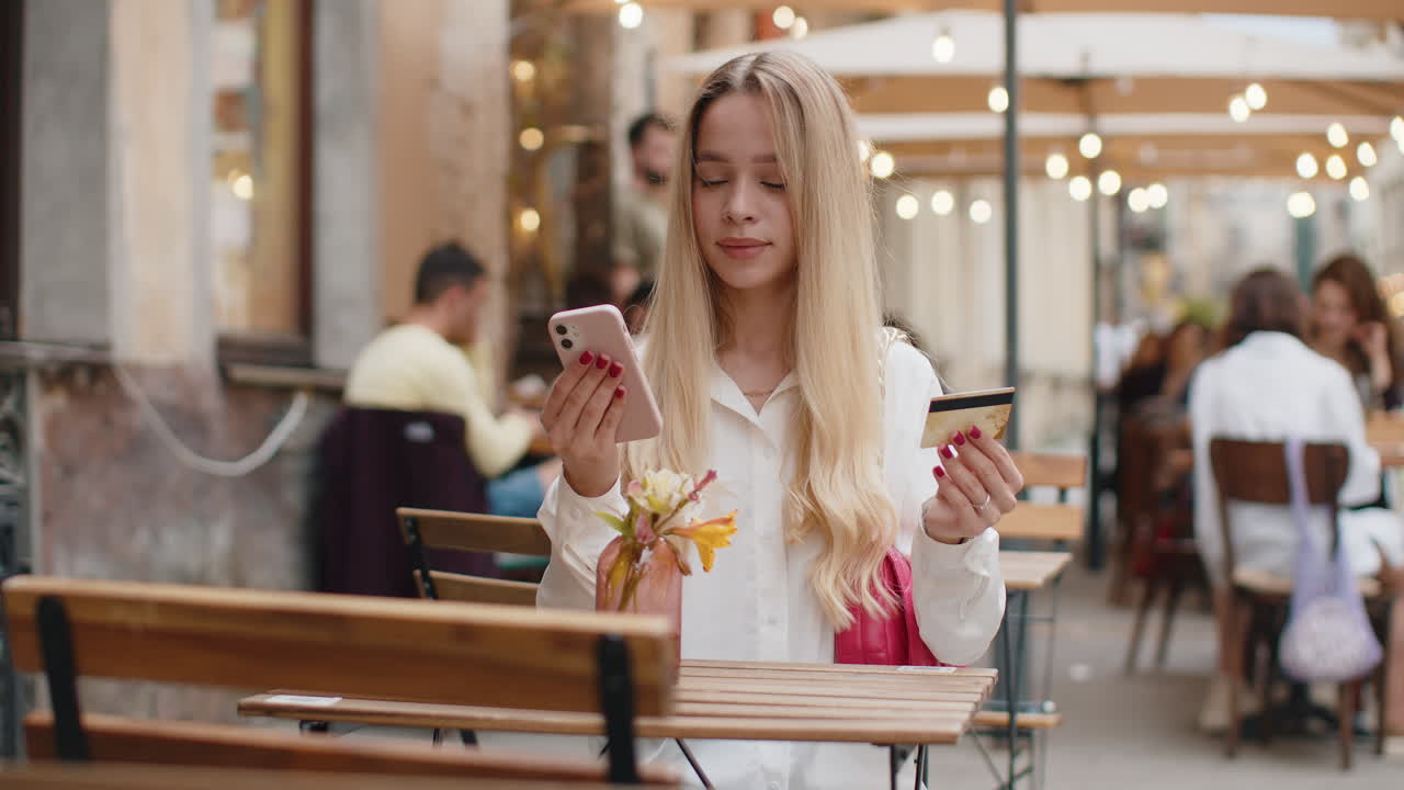 молодая женщина использует кредитную банковскую карту смартфона во время перевода денег заказать еду в столовой