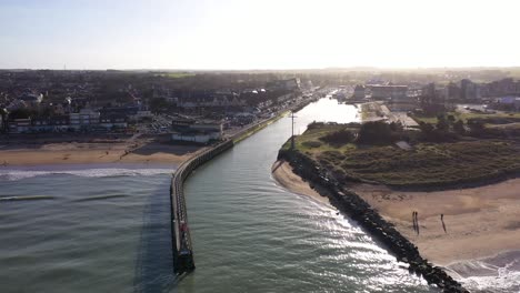 從大海的空中景色 courseulles-sur-mer 有一個美麗的日落