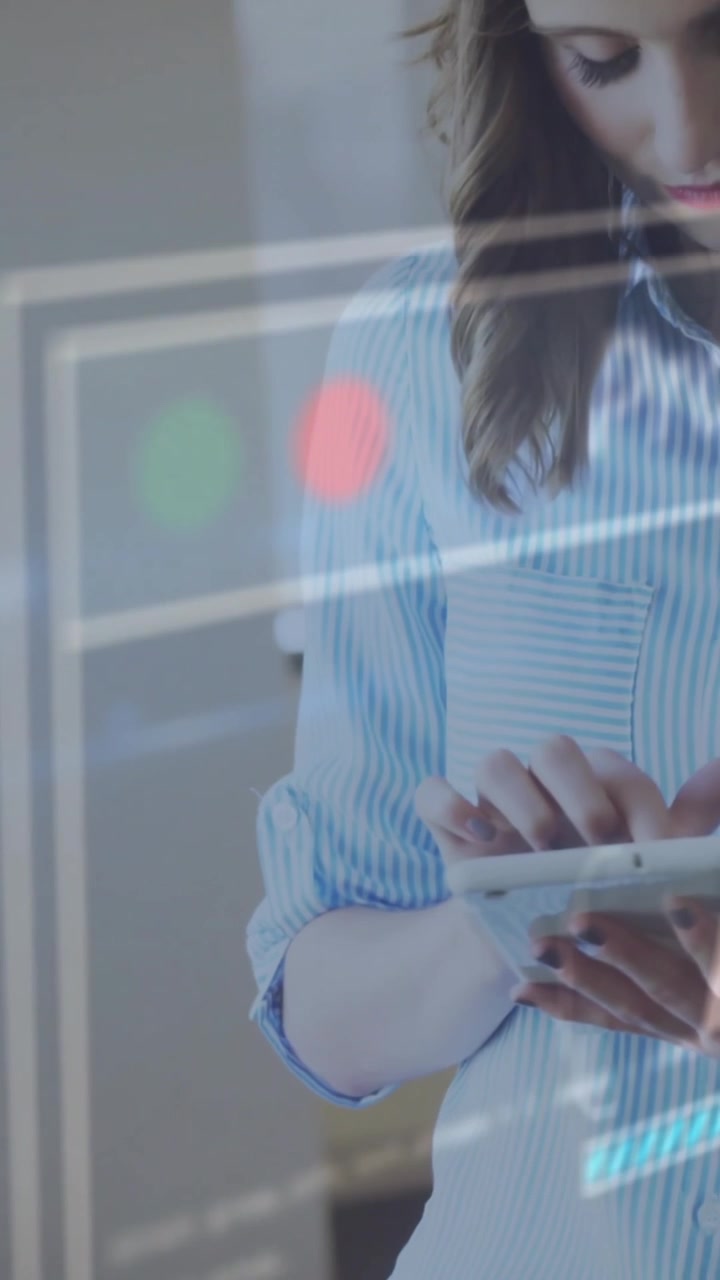 Animazione di elaborazione dati e caricamento su una donna che usa un tablet