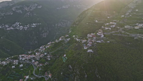 Ravello-Italia-Vista-Aérea-V3-Del-Atardecer,-Paso-Elevado-Pontone-Pequeño-Pueblo-Ubicado-En-Las-Montañas-De-La-Región-Rodeado-De-Exuberante-Vegetación-Y-Laderas-En-Terrazas---Filmado-Con-Mavic-3-Cine---Mayo-De-2023