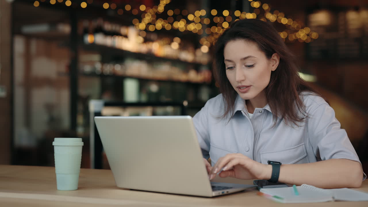카페에서 노트북으로 일하는 여자