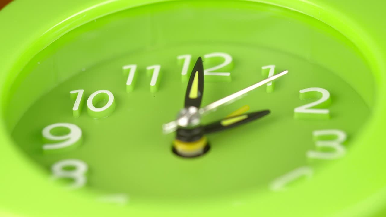 Time-lapse - orologio moderno verde che segna il tempo - Urgenza, scadenza, concetto