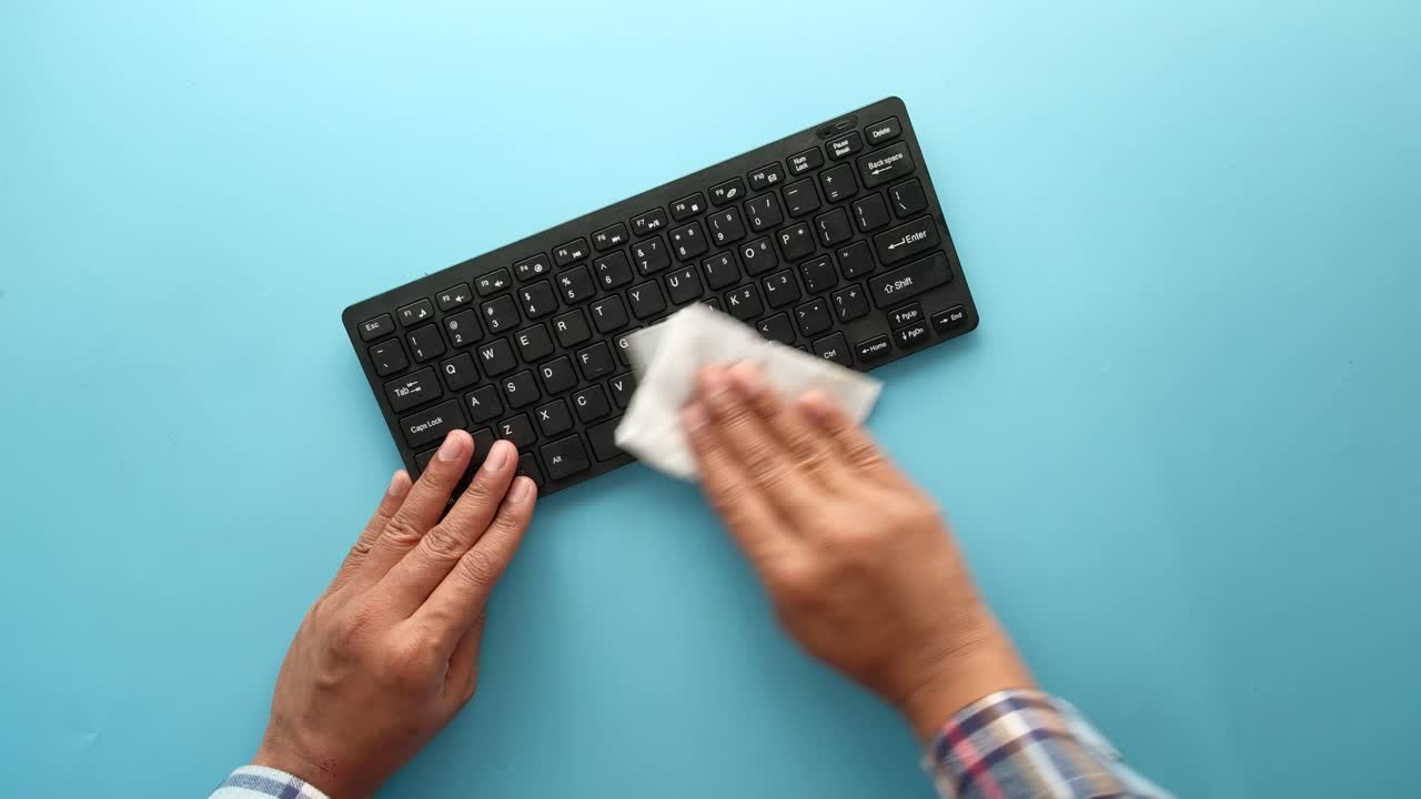 티슈로 키보드를 청소하는 것