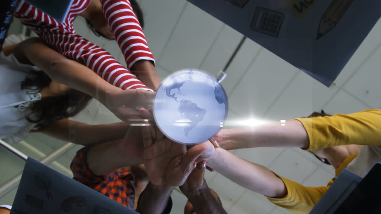 animación de un globo giratorio sobre un grupo de personas de negocios