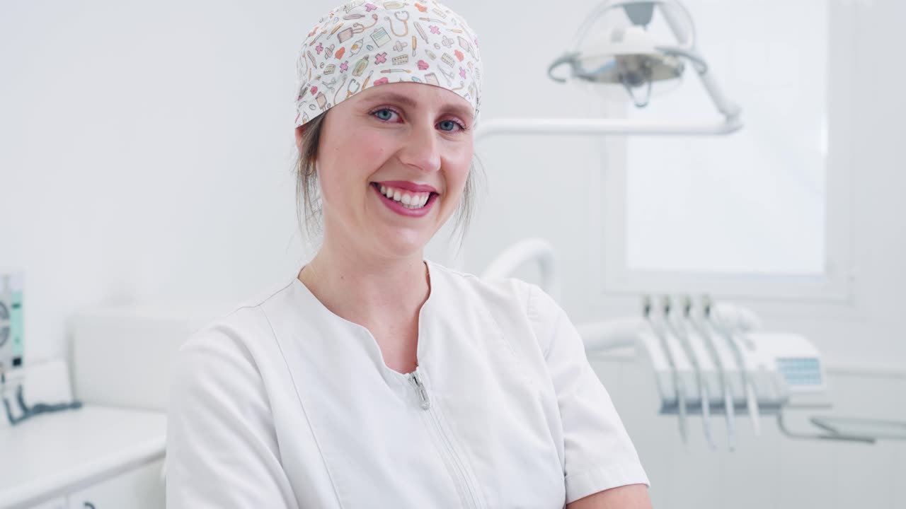 dentista en un consultorio dental