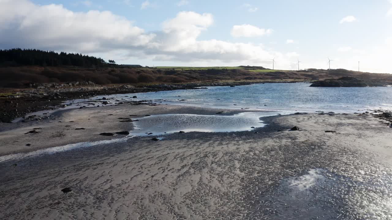 antena - playa y turbinas de energía eólica, isla de gigha, kintyre, escocia, marcha atrás