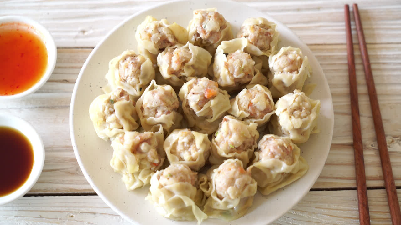 소스를 곁들인 돼지고기 만두 - 아시아 음식 스타일