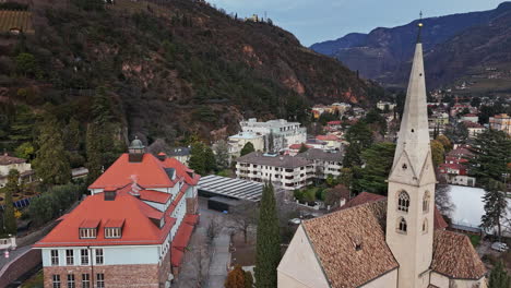 vista aérea de una pequeña ciudad con campanario