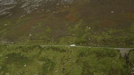 Solo-Coche-Blanco-Abriéndose-Camino-A-Través-De-Caminos-Irlandeses-Rurales,-Antena