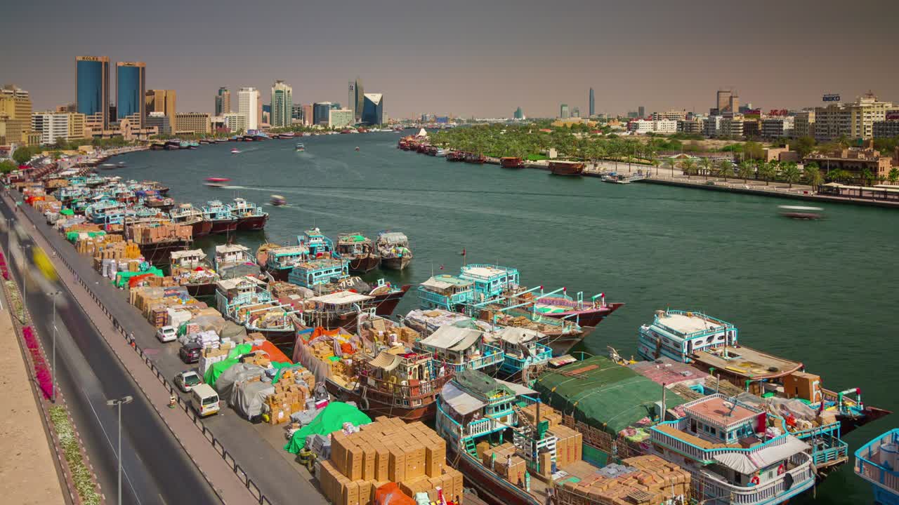 두바이 시 데라 크리크 화물선 주차장 4k 시간 경과 아랍에미리트