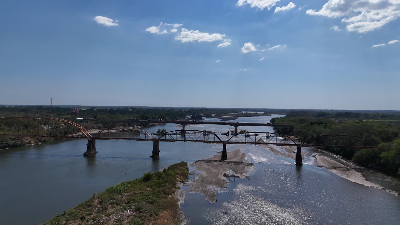 Vista aerea di vecchi ponti ferroviari e nuovi ponti autostradali sul fiume Lempa, El Salvador, rete infrastrutturale