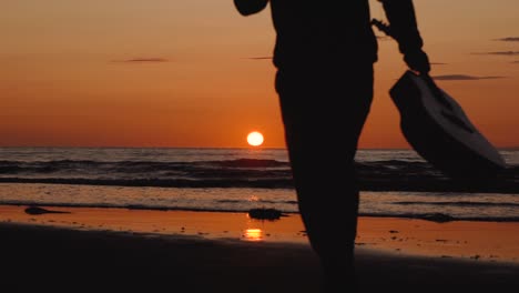 homme qui court avec guitare à l'arrière de la plage de sable au coucher du soleil-13