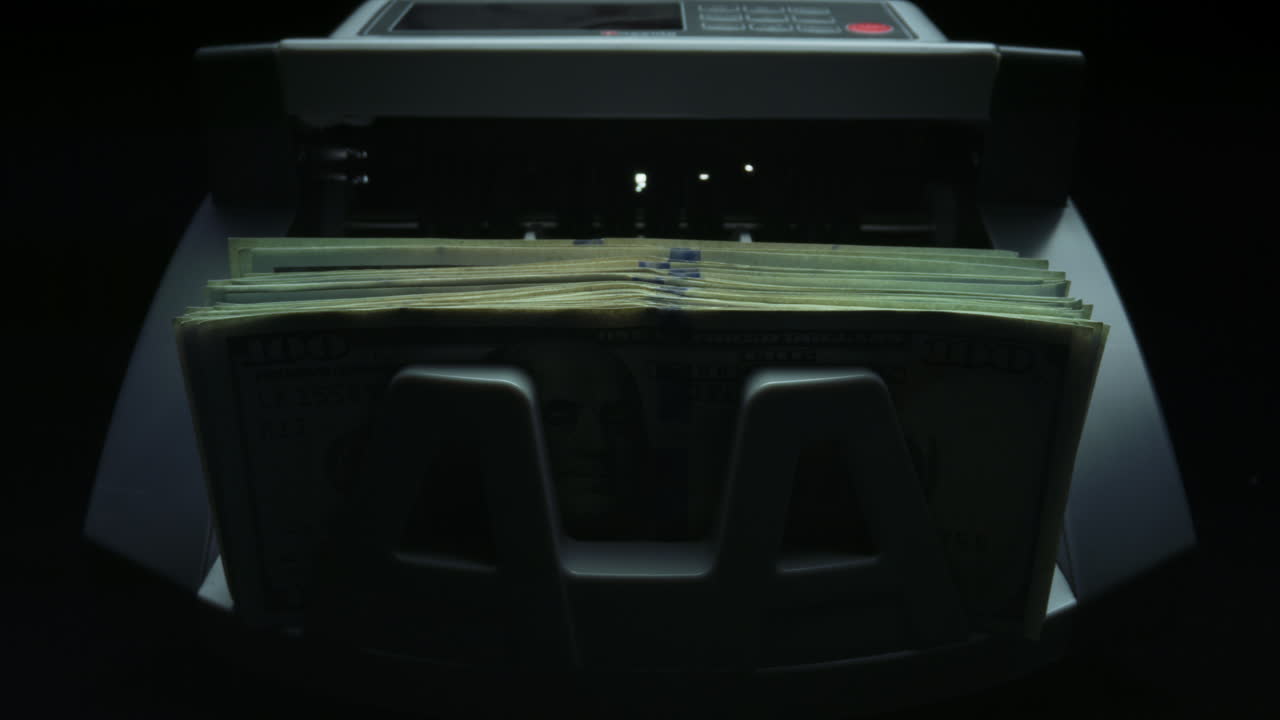 1달러 지폐를 계산하는 클로즈업 전자 현금 계산기