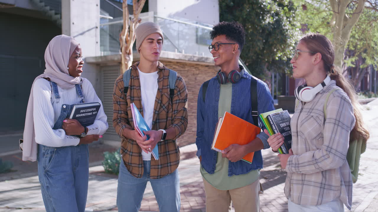 grupo de estudiantes en el campus