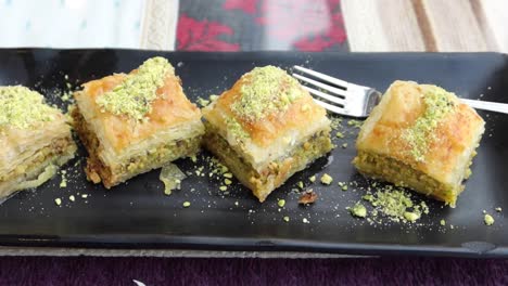 postre árabe baklava en un plato