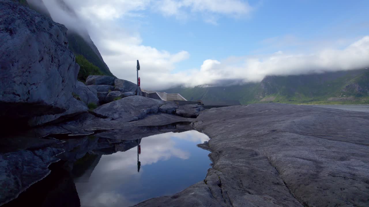 volando bajo sobre el paisaje rocoso en el punto de vista de tungneset en la isla de senja