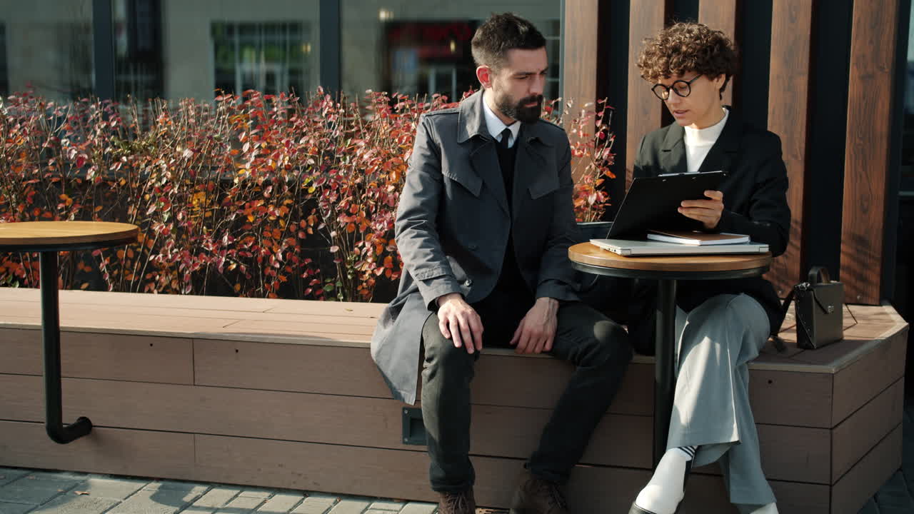 Parceiros de negócios conversando em um café ao ar livre