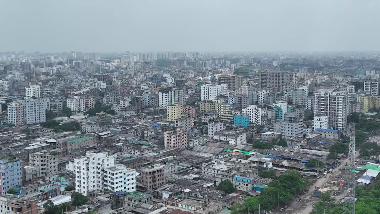 Vista aerea di Dharan City che mostra edifici urbani, strade trafficate e aree verdi circondate da un cielo leggermente nuvoloso, catturando la vita cittadina all'aperto