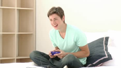 adolescente jugando a un videojuego