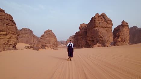 Turista-Masculino-Caminando-Cerca-De-Formaciones-Rocosas-Al-Atardecer-En-El-Parque-Nacional-Tassili-N&#39;ajjer-En-Argelia