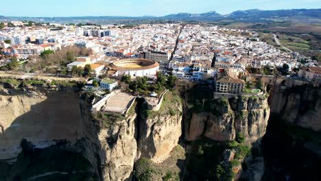 Casa-Junto-Al-Acantilado-Y-Residencias-De-Ronda-España-Con-Sol-Alto-Y-Sombras-Largas