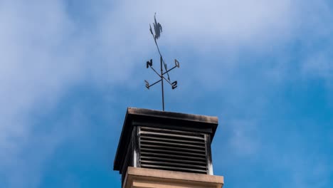 Wetterfahne-Hahn-Bewölkter-Himmelbewölkter-Himmel-Zeitraffer