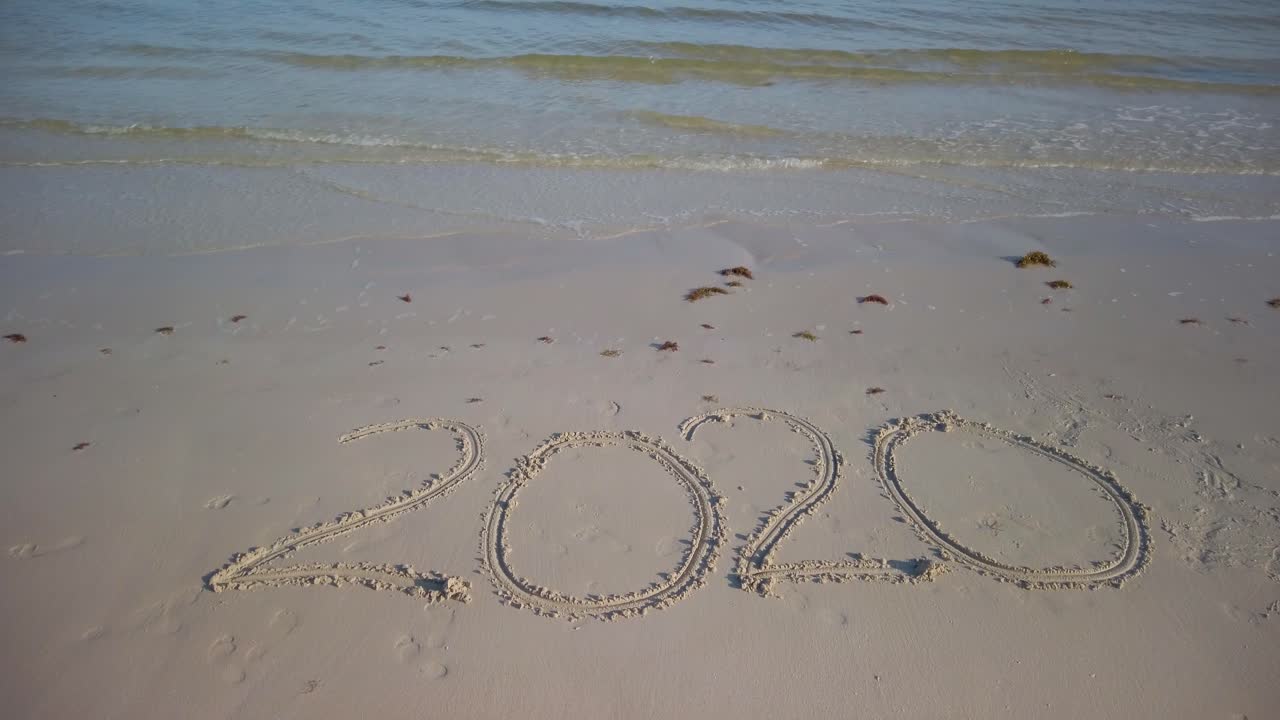 모래에 쓰여진 스물이십의 터닝 스테디캠 샷