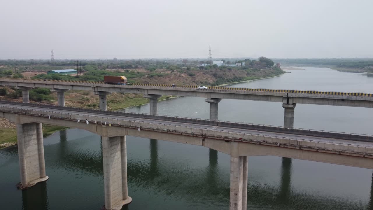 puente de autopista construido sobre la cuenca del río en el terreno rural indio