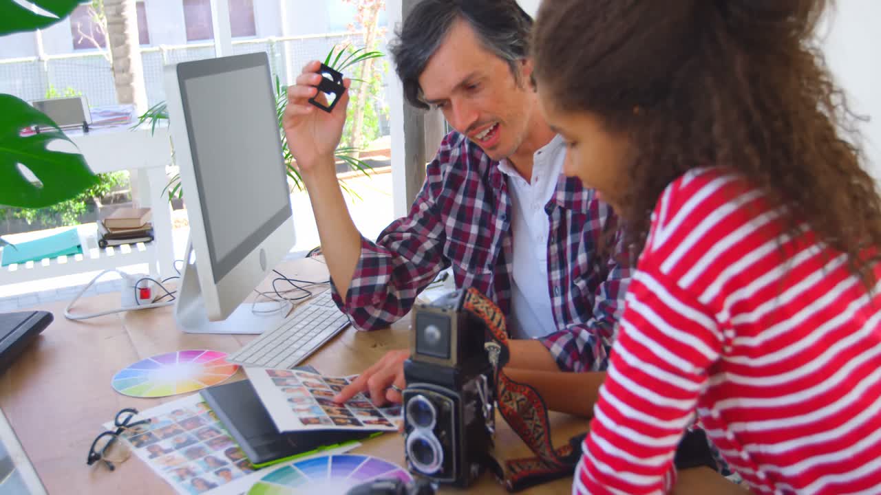 fotógrafo masculino y modelo discutiendo sobre fotos 4k