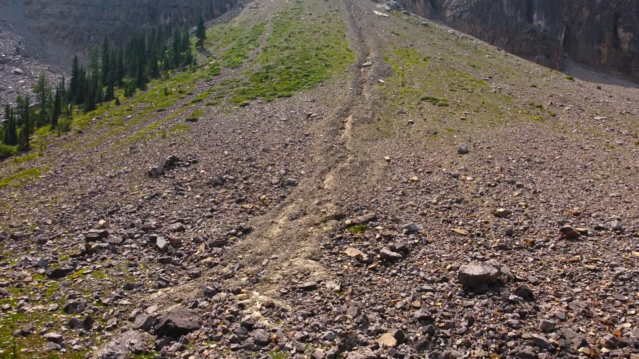 ladera de la montaña con un desprendimiento de rocas en un día soleado