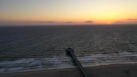 Paisaje-De-Serenidad-Durante-La-Puesta-De-Sol-En-El-Muelle-De-La-Playa-De-Manhattan-En-California,-Ee.uu.