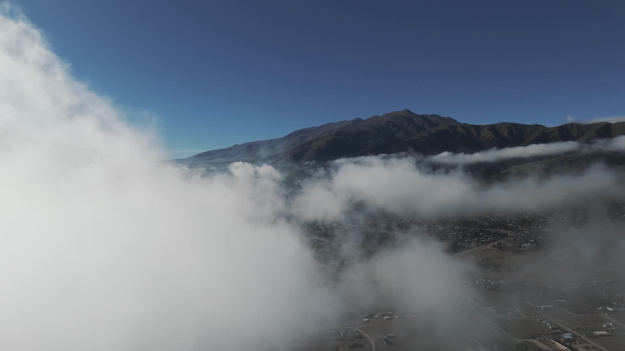 paisaje aéreo por encima de las nubes en tafí del valle rodeado de montañas, la cordillera de los andes
