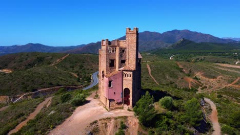 Increíbles-Tomas-Aéreas-Del-Castillo-De-Mota-En-Andalucia-En-Medio-De-Las-Montañas-Y-La-Naturaleza