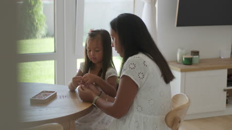 madre e hija haciendo joyas