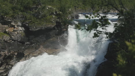 Erste-Kaskade-Des-Gaustafallet-wasserfalls-Im-Fluss-Gauste,-Jamtland,-Schweden