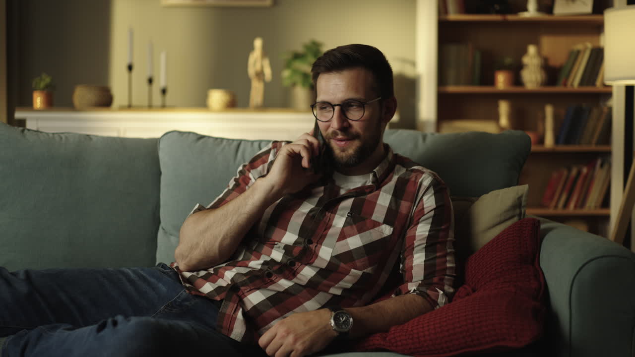 hombre hablando por teléfono en el sofá