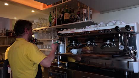 barista preparando café en una cafetería en italia