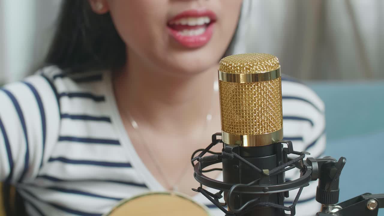 기타 를 연주 하는 동안 마이크 로 노래 하는 여자