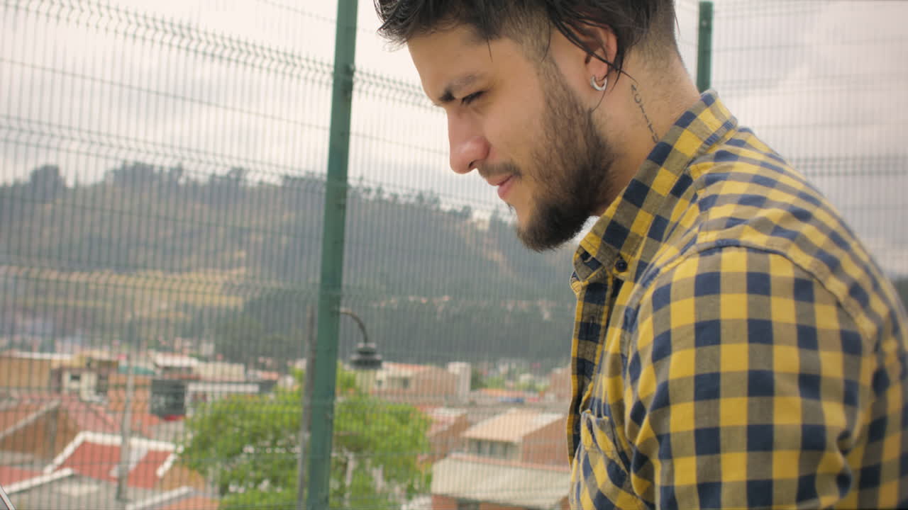 야외에서 노트북을 사용하여 계단에 앉아 있는 잘생긴 남자