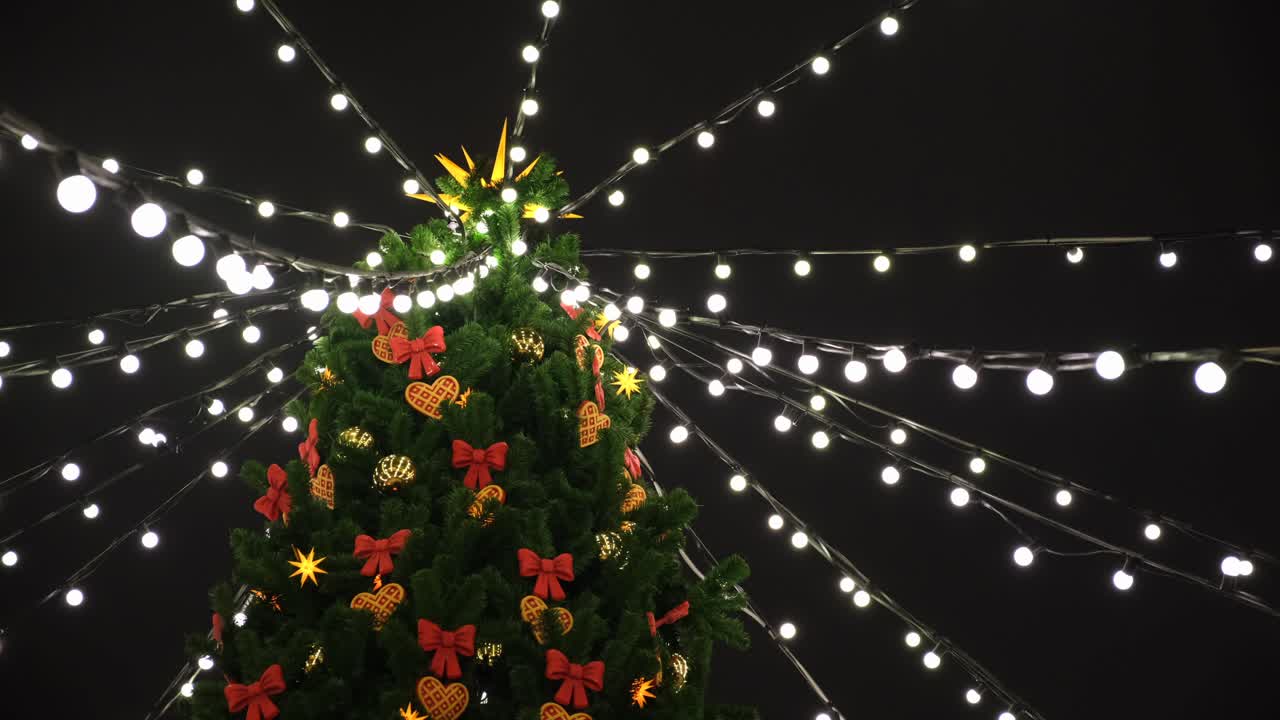 árvore de natal borrada à noite com luzes