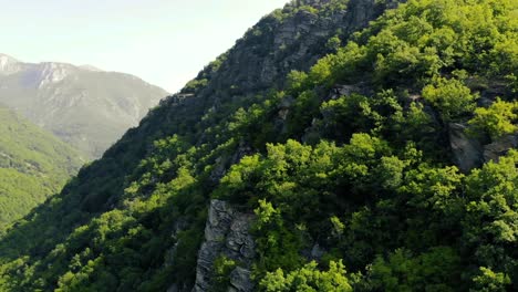 Volando-Sobre-Montaña-Verde-Pero-Cerca-De-Rocas