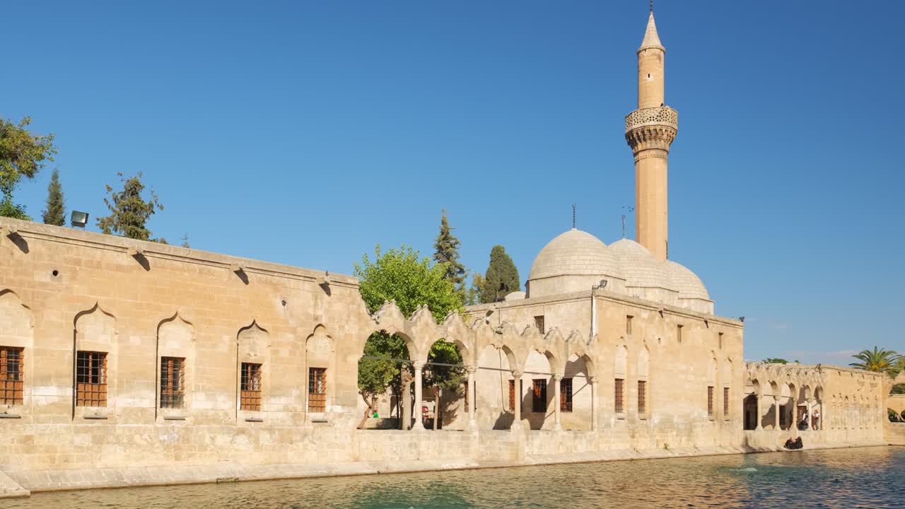 la mezquita rizvaniye camii y el lago de peces balikligol en sanliurfa, turquía.