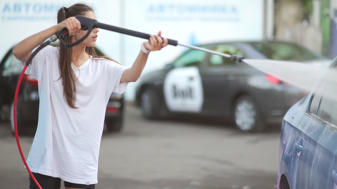 셀프 서비스 세탁소 에서 차 를 는 여자