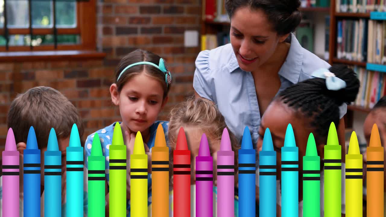 animación de lápices de colores sobre maestra caucásica hablando con diversos escolares