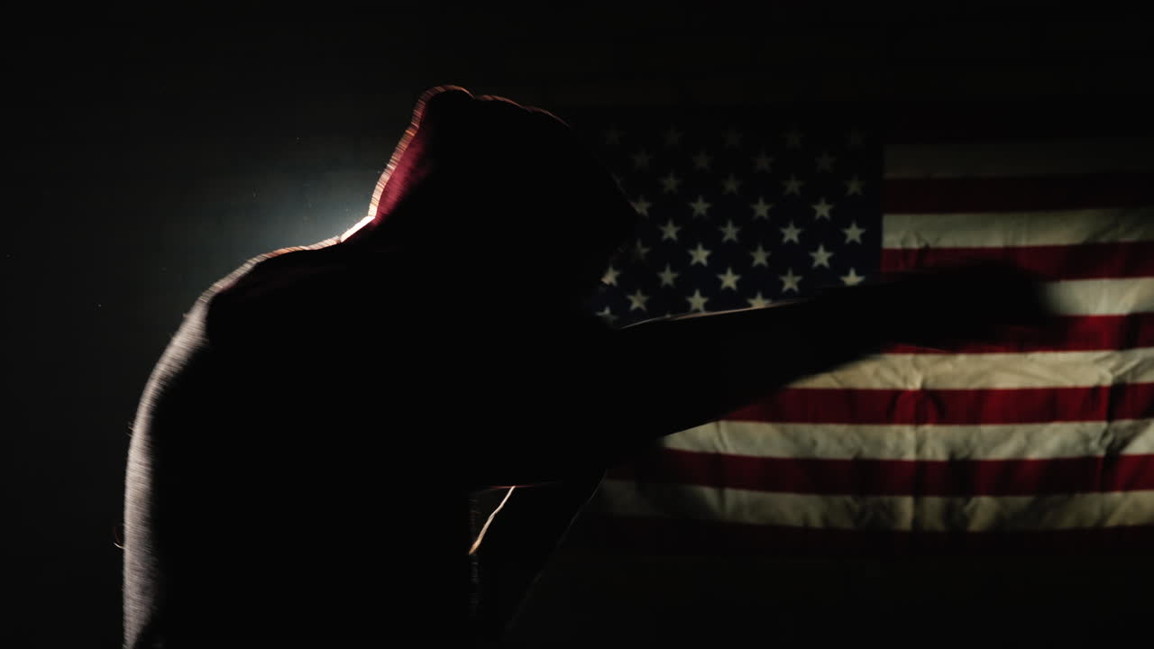 trinidad de silueta de luchador en el gimnasio - golpea una pera de boxeo